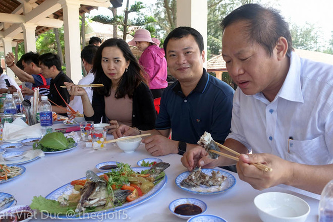 Bộ trưởng Trương Minh Tuấn mời các nhà báo ăn hải sản Quảng Bình ảnh 1