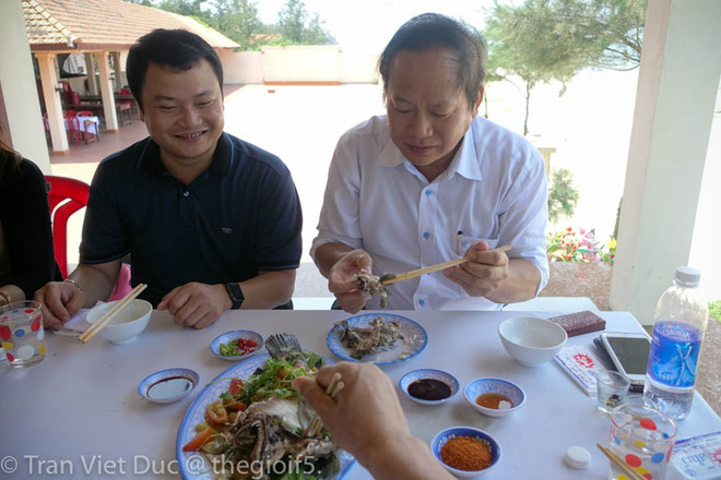 Bộ trưởng Trương Minh Tuấn mời các nhà báo ăn hải sản Quảng Bình ảnh 4