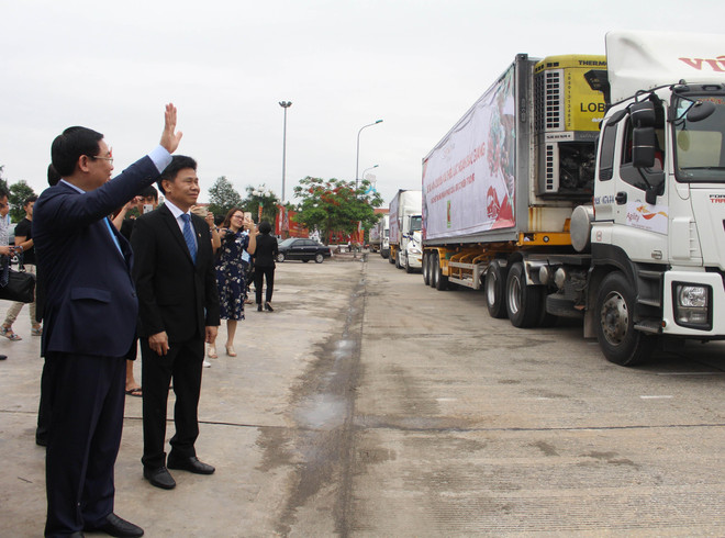 Phó Thủ tướng Vương Đình Huệ cùng các đại biểu tiễn chuyến vải đầu tiên lên đường thuận lợi. (Ảnh: Tùng Lâm/TTXVN) Xác định thị trường để tìm đầu ra cho sản phẩm nông nghiệp ảnh 2