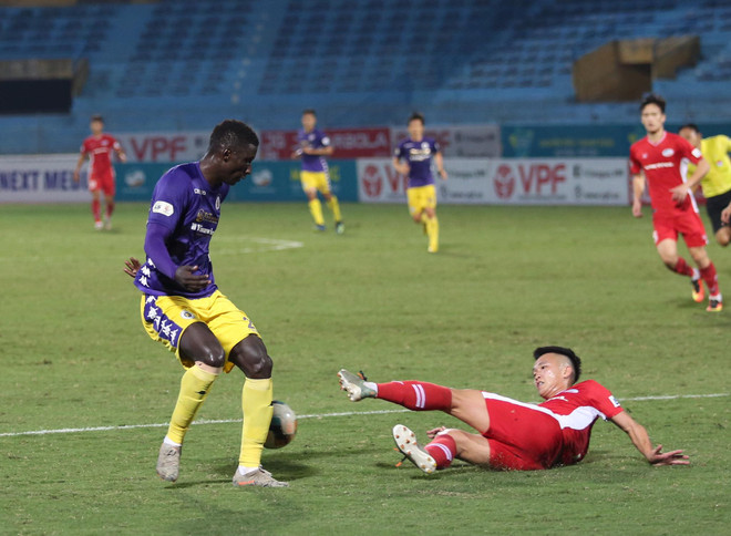 Omar (áo tím) đã bỏ lỡ hai cơ hội vô cùng thuận lợi. (Ảnh: Hiển Nguyễn/Vietnam+) V-League 2020: Viettel-Hà Nội chia điểm, Sài Gòn FC hưởng lợi ảnh 1