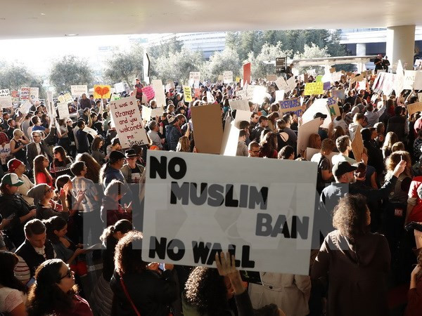 Canada cho tạm trú với những người bị mắc kẹt vì sắc lệnh của Mỹ ảnh 1