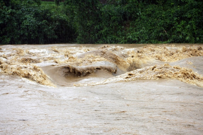 Cảnh báo lũ trên các sông ở Bắc Bộ, ngập úng tại thành phố Yên Bái ảnh 1