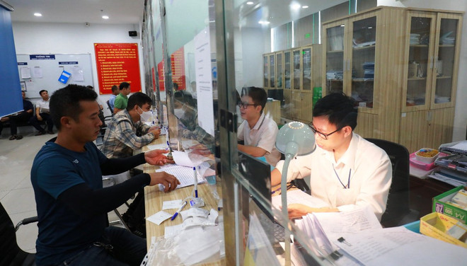 Hà Nội: Quá tải tại địa điểm tiếp nhận hồ sơ cấp, đổi giấy phép lái xe ảnh 1