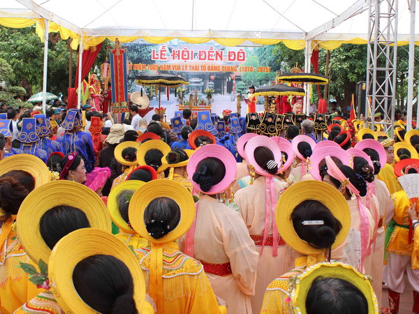 Hàng vạn du khách đổ về khai lễ hội Đền Đô tại Bắc Ninh ảnh 1