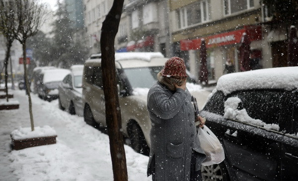 Người dân các nước Tây Âu đón Noel trong bão lớn ảnh 1