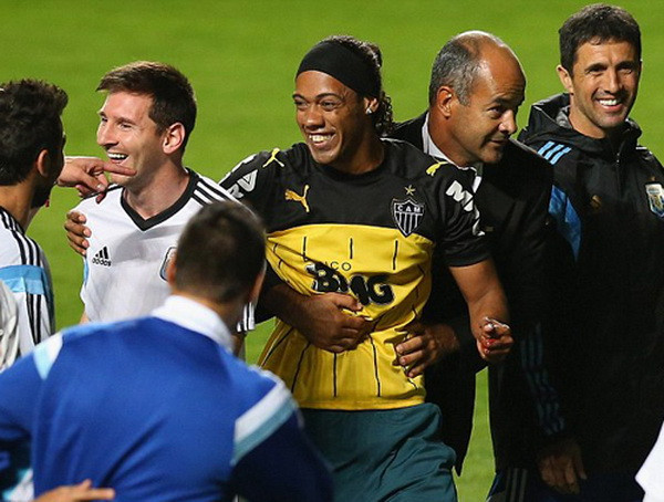 Thực hư chuyện Ronaldinho vào sân tập quỳ lạy Lionel Messi ảnh 1