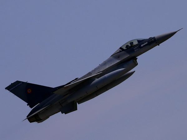 Máy bay tiêm kích F-16. (Nguồn: EPA/TTXVN) Máy bay NATO áp sát máy bay của Bộ trưởng Quốc phòng Nga ảnh 1