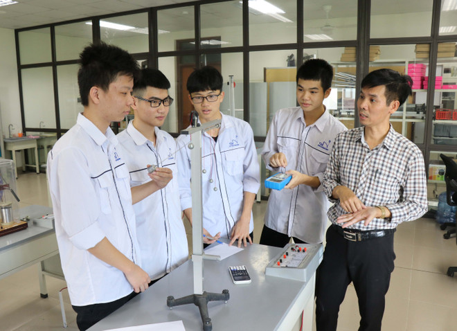 Em Nguyễn Đăng Phúc (ngoài cùng bên trái) thực hành cùng các bạn trong trường. (Ảnh: Thanh Thương/TTXVN) Hành trình giành Huy chương Bạc Olympic Vật lý của nam sinh Bắc Ninh ảnh 2