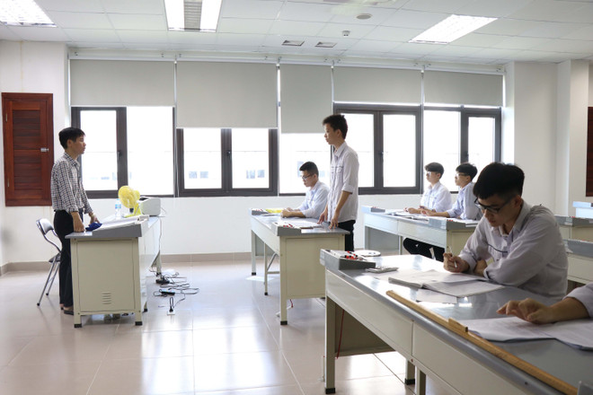 Em Nguyễn Đăng Phúc trong giờ học tại trường Trung học phổ thông Chuyên Bắc Ninh. (Ảnh: Thanh Thương/TTXVN) Hành trình giành Huy chương Bạc Olympic Vật lý của nam sinh Bắc Ninh ảnh 3