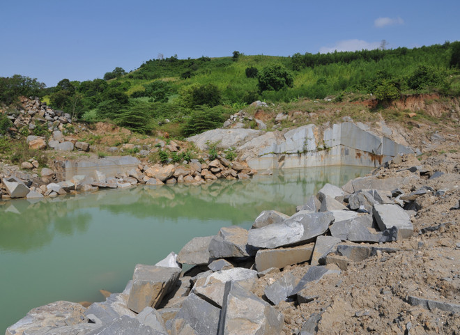 Hiện trường vụ khai thác đá không phép của công ty Tú Mai. (Ảnh: TTXVN phát) Phú Yên: Doanh nghiệp khai thác đá không phép bị phạt 1 tỷ đồng ảnh 1