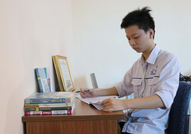 Em Nguyễn Đăng Phúc học bài. (Ảnh: Thanh Thương/TTXVN) Hành trình giành Huy chương Bạc Olympic Vật lý của nam sinh Bắc Ninh ảnh 1