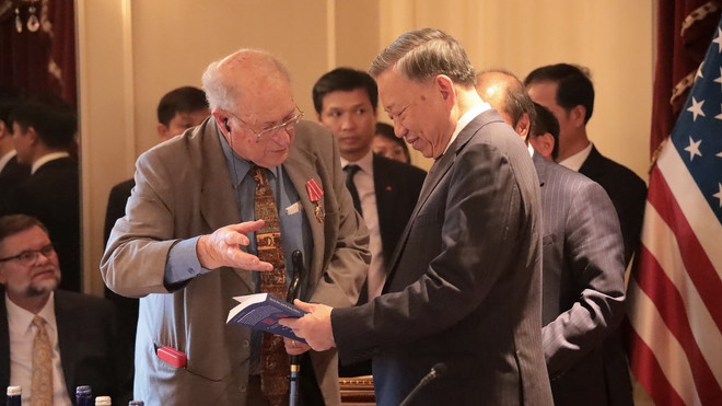 Người bạn Hoa Kỳ John McAuliff (trái) tặng Tổng Bí thư, Chủ tịch nước Tô Lâm cuốn sách về Việt Nam. (Ảnh: Thanh Tuấn/TTXVN) ttxvn_to lam John McAuliff.jpg