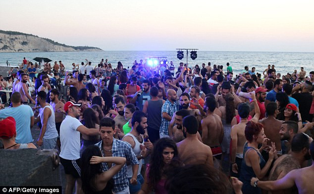 Hàng trăm người dự tiệc ở bãi biển Syria, dù cái chết cận kề ảnh 2