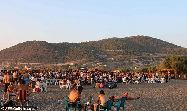 Hàng trăm người dự tiệc ở bãi biển Syria, dù cái chết cận kề ảnh 3