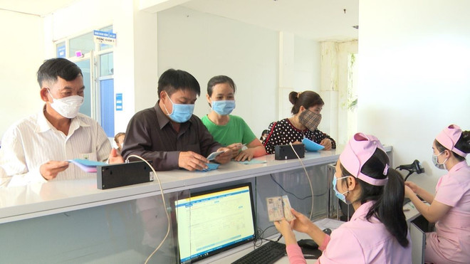 Người dân sử dụng bảo hiểm khi đi khám sức khỏe. (Ảnh: TTXVN phát) ttxvn_bao_hiem_xa_hoi_2705-2.jpg