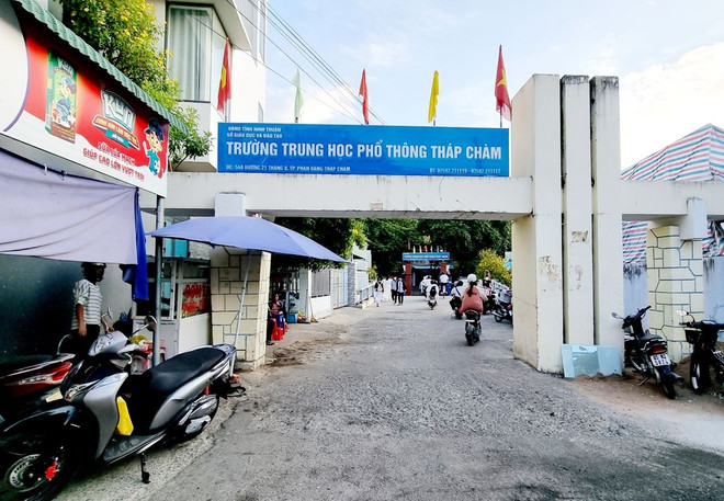Trường THPT Tháp Chàm - nơi xảy ra các sai phạm về quản lý thu, chi tài chính. (Ảnh: Nguyễn Thành/TTXVN) ttxvn_ninh_thuan_xu_ly_nghiem_vu_thu_chi_sai_quy_dinh_tai_truong_thpt_thap_cham_2705-2.jpg