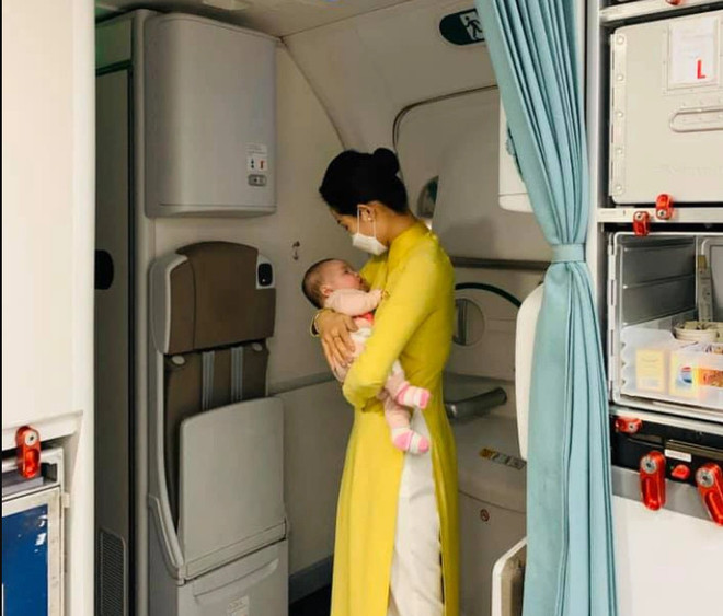 Tiếp viên Vietnam Airlines chăm sóc một em bé khóc vì nhớ mẹ trên một chuyến bay. vietnam_Airlines_2705-3.jpg