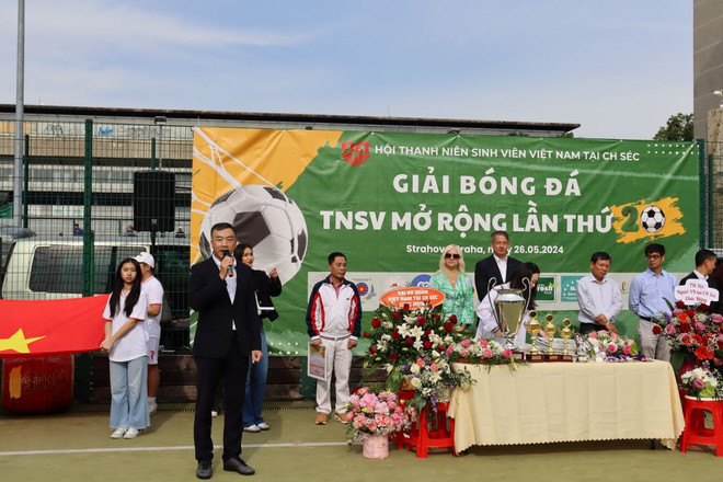 Đại sứ Dương Hoài Nam phát biểu tại giải đấu. (Ảnh: TTXVN phát) ttxvn_giai_bong_da_thanh_nien_sinh_vien_viet_nam_tai_cong_hoa_sec_2705-1.jpg