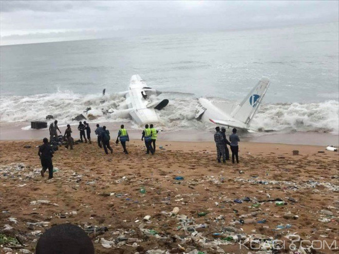 Hiện trường một vụ tai nạn máy bay cỡ nhỏ tại Cote d'Ivoire hồi tháng 10/2017. (Nguồn: Voice Of People Today) Cote d'Ivoire: Máy bay gặp nạn rơi xuống đầm khiến 2 người thiệt mạng ảnh 1