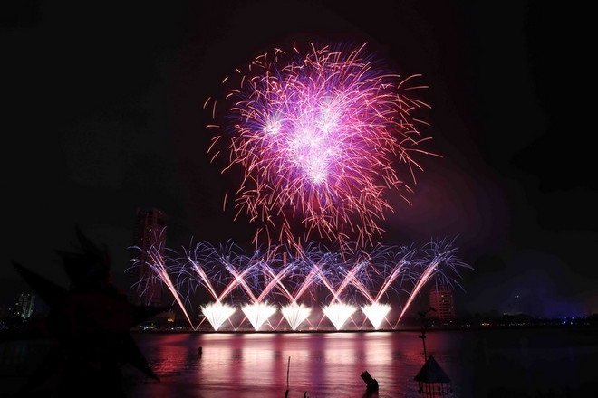 Sông Hàn rực sáng trong đêm khai mạc Lễ hội pháo hoa quốc tế ảnh 1