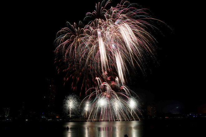 Sông Hàn rực sáng trong đêm khai mạc Lễ hội pháo hoa quốc tế ảnh 2
