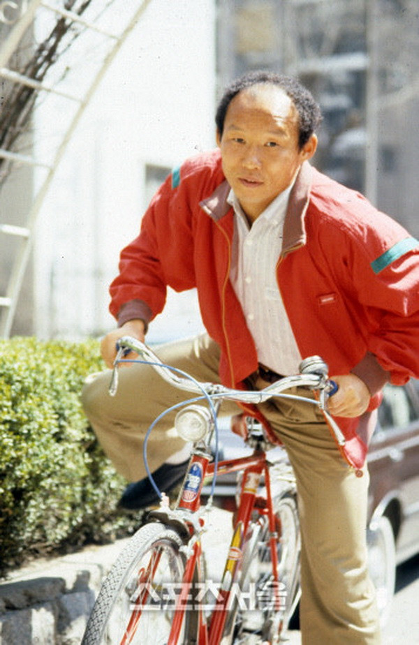 Báo Hàn đăng ảnh thời trẻ và sự nghiệp của HLV Park Hang-seo ảnh 2