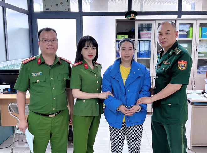 Lương Thị Huệ bị bắt sau 18 năm trốn truy nã. (Ảnh: TTXVN phát) Bắt đối tượng buôn người bị truy nã quốc tế sau 18 năm lẩn trốn ảnh 1