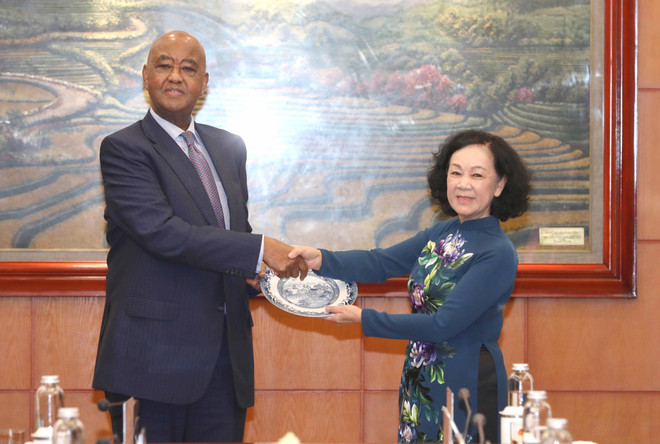 Thường trực Ban Bí thư Trương Thị Mai trao quà lưu niệm cho ông Abdulrahman Omar Kinana. (Ảnh: Phương Hoa/TTXVN) Thúc đẩy quan hệ song phương giữa Việt Nam và Tanzania ảnh 1