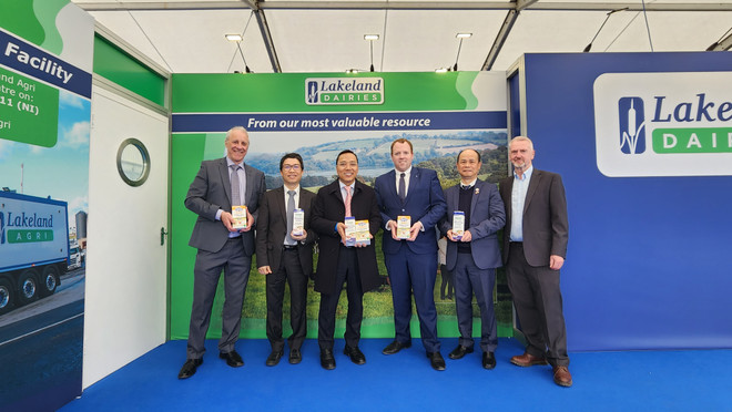 Đại sứ Nguyễn Hoàng Long thăm một số gian hàng của các doanh nghiệp lớn của Bắc Ireland tại Hội chợ Balmoral Show 2023. (Ảnh: TTXVN phát) Việt Nam và Bắc Ireland thúc đẩy hợp tác trên nhiều lĩnh vực ảnh 2