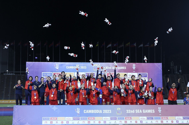 Các tuyển thủ nữ Việt Nam nhận HCV tại kỳ SEA Games lần thứ 4 liên tiếp. (Ảnh: Hoàng Linh/TTXVN) Bảng tổng sắp huy chương SEA Games 16/5: Việt Nam hơn Thái Lan 30 HCV ảnh 1