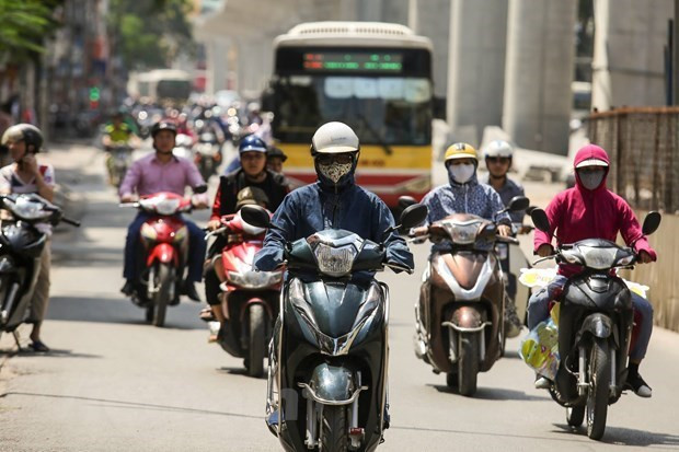 (Ảnh: Lê Minh Sơn/Vietnam+) Khu vực Bắc Bộ nắng nóng, có nơi nhiệt độ trên 36 độ C ảnh 1