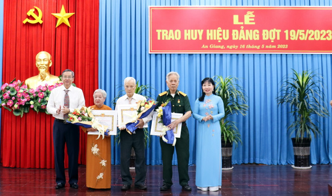 An Giang: Trao Huy hiệu Đảng tặng các đảng viên cao tuổi Đảng ảnh 1