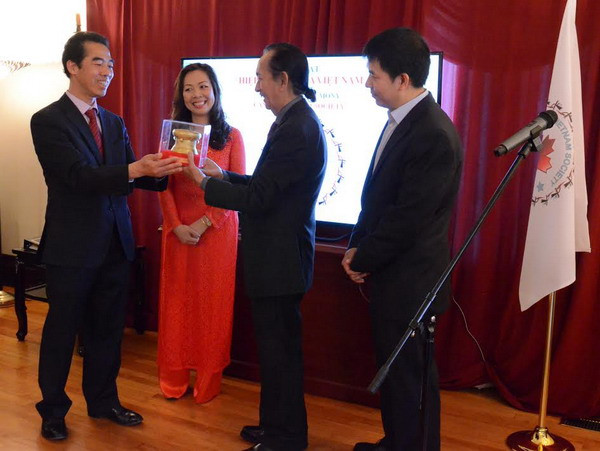 Thành lập tổ chức liên kết toàn bộ người Việt Nam ở Canada ảnh 1