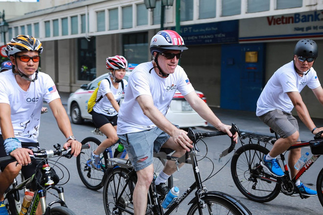 Đại sứ Hoa Kỳ đạp xe kêu gọi chấm dứt nạn buôn bán sừng tê giác ảnh 1