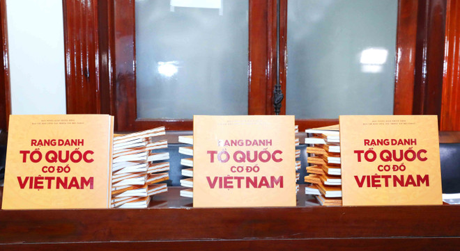 Sổ tay tuyên truyền đối ngoại “Rạng danh Tổ quốc, Cơ đồ Việt Nam”. (Ảnh: Phương Hoa/TTXVN) Đại hội XIII của Đảng: Khai trương Trang Thông tin đối ngoại điện tử ảnh 2