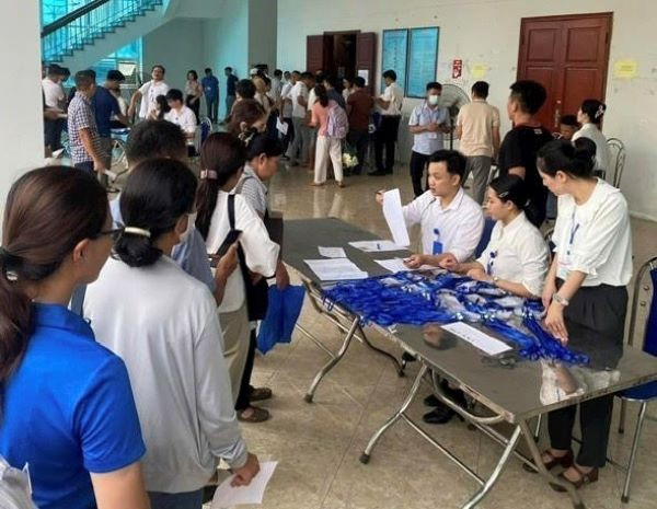 Phiên đấu giá đất tại Hoài Đức Hà Nội có 517 khách hàng tham gia, đăng ký 1.100 bộ hồ sơ, lập kỷ lục về thời gian đấu giá 19 lô đất. (Ảnh: TTXVN phát) ttxvn_dau_gia_dat_tai_huyen_hoai_duc_ha_noi_gia_trung_tang_18_lan_gia_khoi_diem_2.jpg