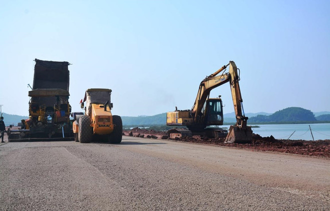 Nhà thầu thi công một dự án cao tốc Bắc-Nam phía Đông. (Ảnh: PV/Vietnam+) Khan hiếm vật liệu xây dựng làm cao tốc: Bộ TN-MT đưa ra giải pháp gì? ảnh 1