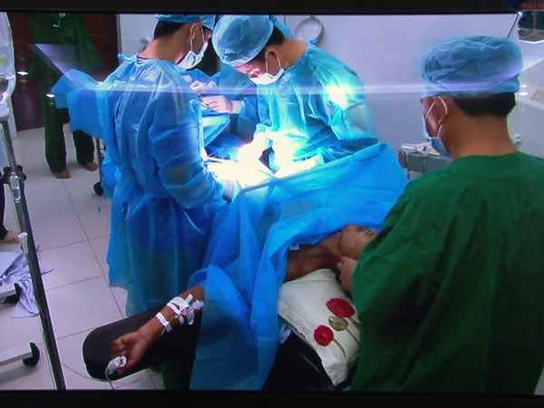 Cứu sống một ngư dân bị đau ruột thừa qua chỉ đạo mổ trực tuyến ảnh 1