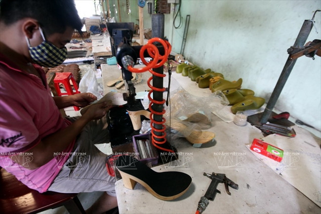 Trải qua nhiều thăng trầm, guốc mộc Bình Nhâm xuất ngoại ảnh 5