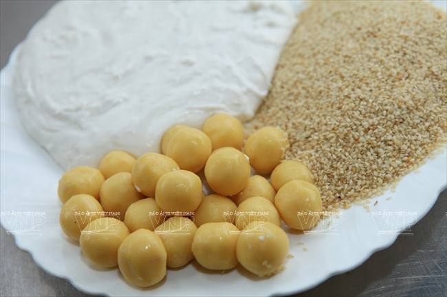 Bánh rán lúc lắc bình dị mà thơm thảo của người Hà Nội xưa ảnh 1