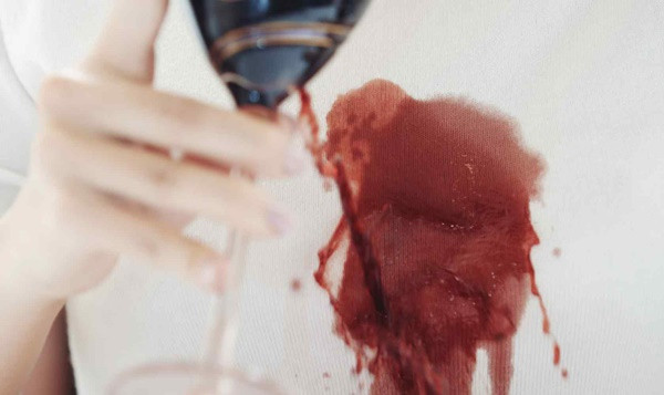 Mẹo thông minh giúp tẩy sạch vết thực phẩm bám trên quần áo ảnh 1