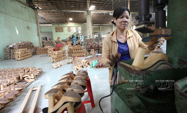 Trải qua nhiều thăng trầm, guốc mộc Bình Nhâm xuất ngoại ảnh 4