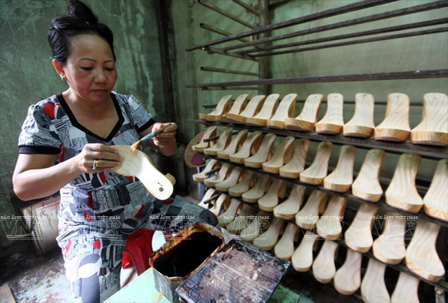 Trải qua nhiều thăng trầm, guốc mộc Bình Nhâm xuất ngoại ảnh 6