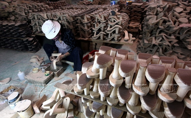 Trải qua nhiều thăng trầm, guốc mộc Bình Nhâm xuất ngoại ảnh 9