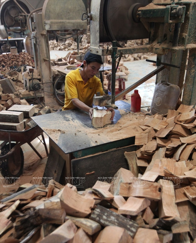 Trải qua nhiều thăng trầm, guốc mộc Bình Nhâm xuất ngoại ảnh 2