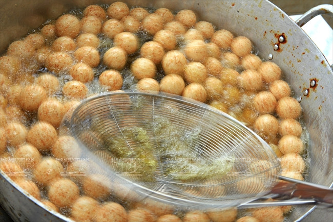 Bánh rán lúc lắc bình dị mà thơm thảo của người Hà Nội xưa ảnh 4