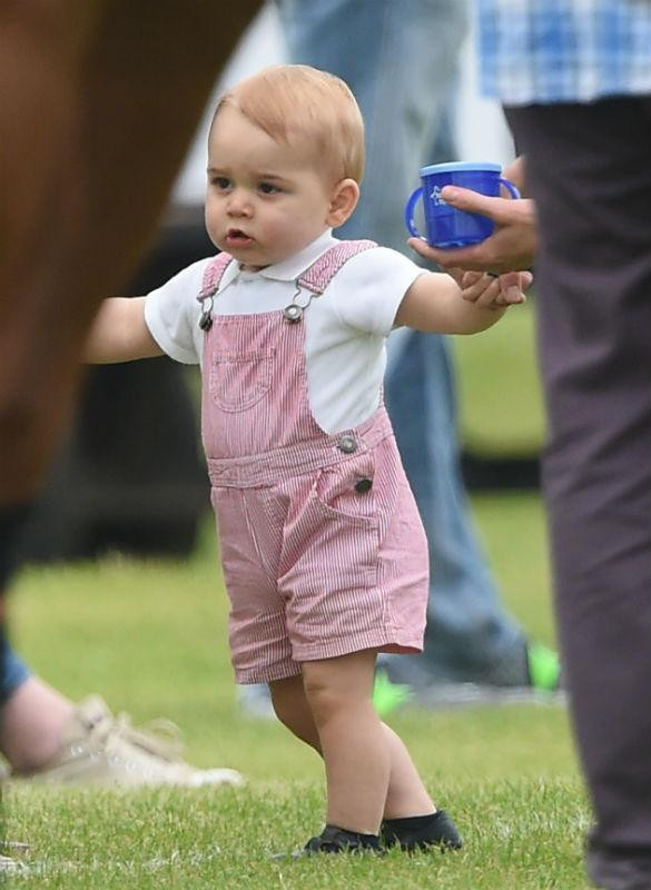 Các công chúa, hoàng tử bé "đốn tim" các tín đồ thời trang ảnh 2