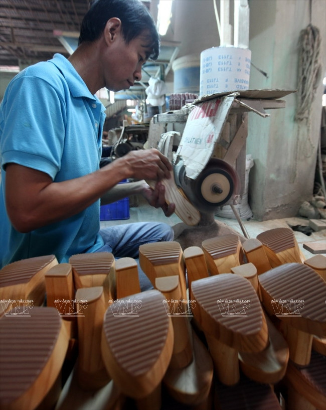 Trải qua nhiều thăng trầm, guốc mộc Bình Nhâm xuất ngoại ảnh 3