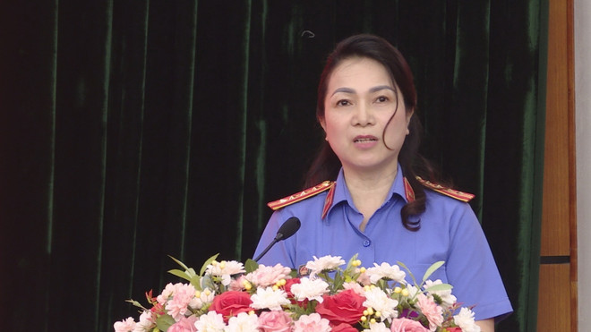 Phó Viện trưởng Viện Kiểm sát nhân dân thành phố Hà Nội Bùi Thị Hồng Anh phát biểu tại hội nghị. (Ảnh: Kim Anh/TTXVN) Phát hiện nhiều vụ án đặc biệt nghiêm trọng trên địa bàn Hà Nội ảnh 1