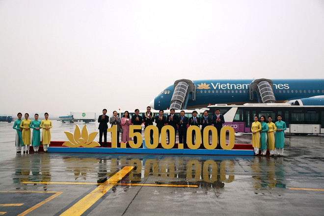 Hành khách nhận giải thưởng của hội viên Bông Sen Vàng thứ 1,5 triệu của Vietnam Airlines. (Ảnh: Việt Hùng/Vietnam+) Hàng không Việt Nam thực hiện 800.000 chuyến bay, đón 94 triệu khách ảnh 2